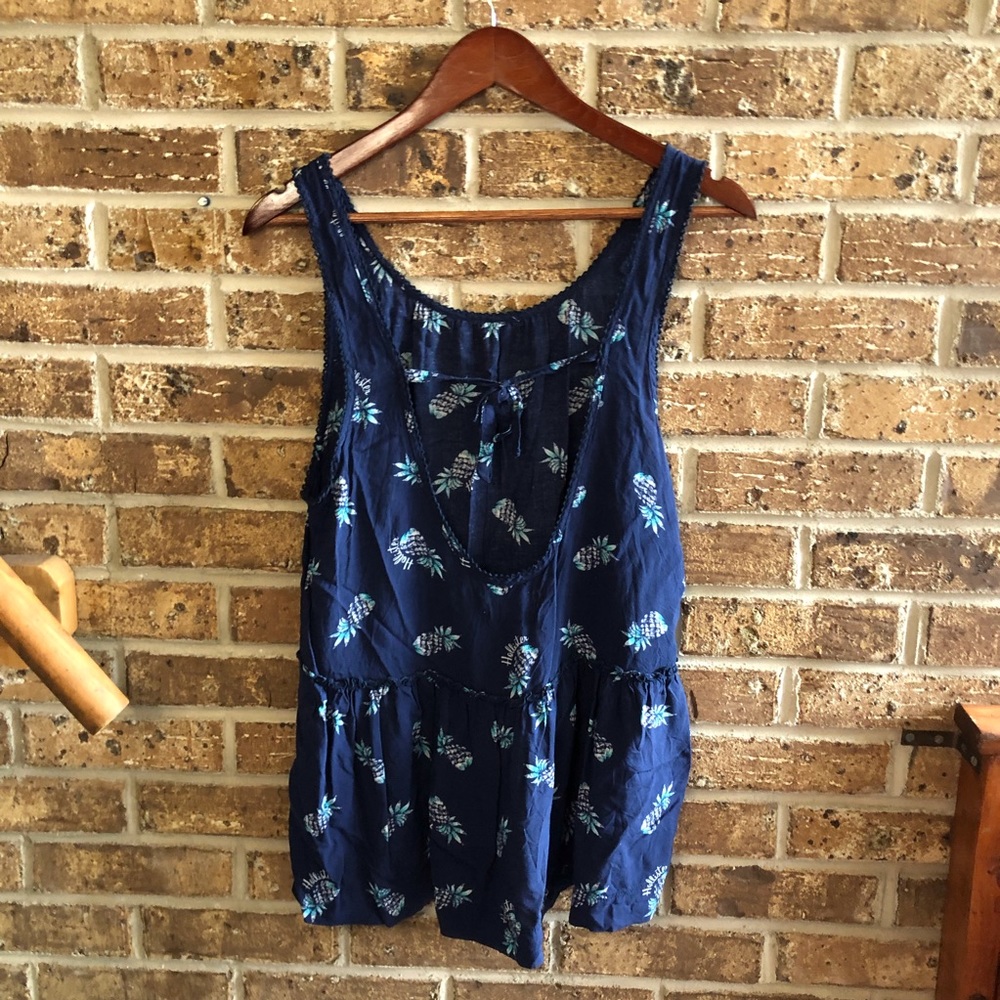 Hollister low back pineapple tank top
Size medium 
Good used condition